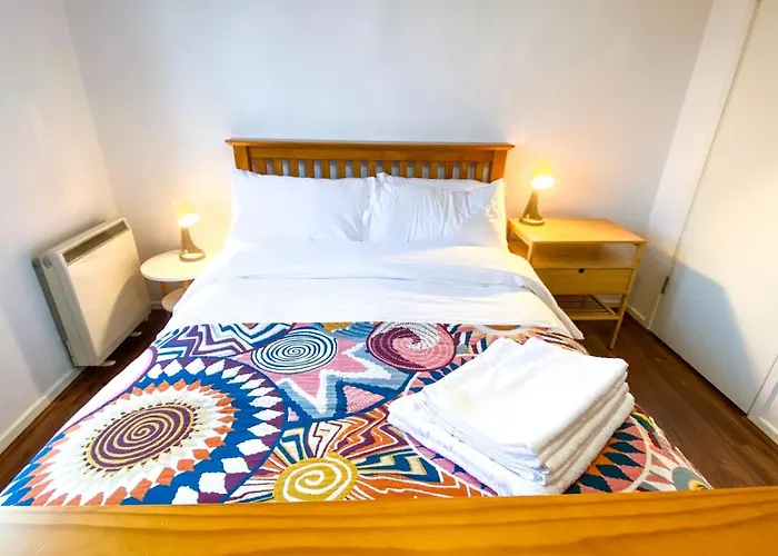 2 Bed Shoreditch Home With Parking